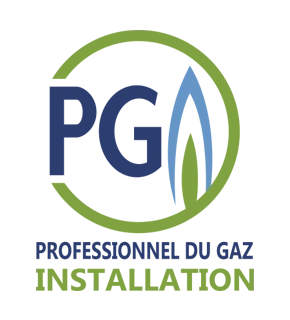 Infographie professionnelle présentant de manière équilibrée et harmonieuse les trois certifications principales : logo ou pictogramme du label MEF avec une étoile symbolisant l'excellence, logo ou pictogramme RGE avec une feuille verte représentant l'environnement, et logo ou pictogramme Qualibat PGI avec un symbole de certification professionnelle. Design épuré et moderne, disposés horizontalement ou en triangle sur fond blanc ou gris clair, avec des éléments graphiques légers reliant les certifications entre elles, style corporate cohérent avec l'identité d'une entreprise artisanale qualifiée.